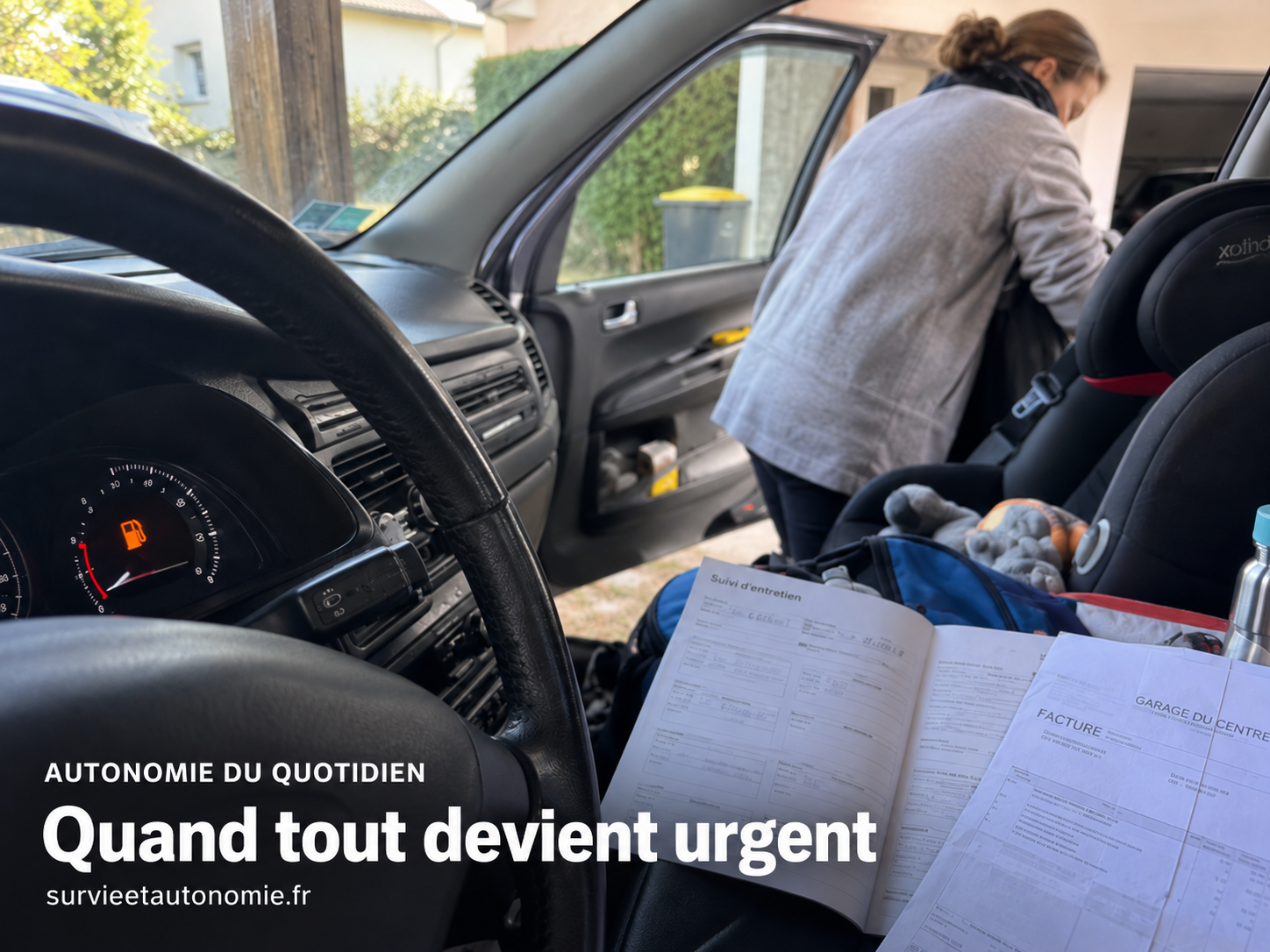 Conducteur vérifiant calmement l’entretien et le niveau de carburant de sa voiture avant une journée de déplacements familiaux.